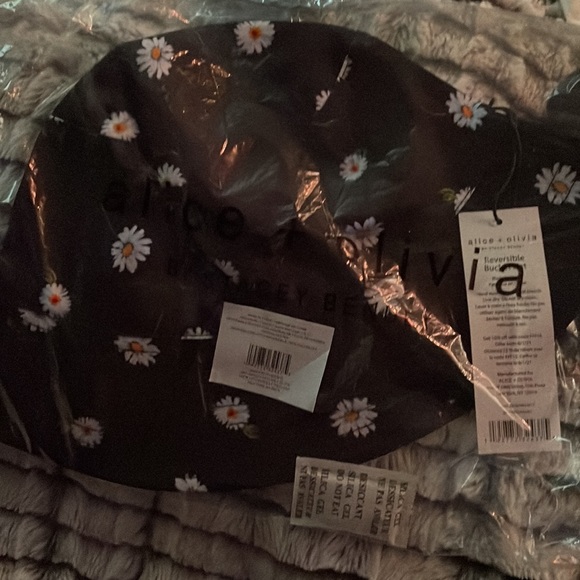 NWT Alice + Olivia Reversible Bucket Hat ~ Black Daisy White One Size - Picture 7 of 7